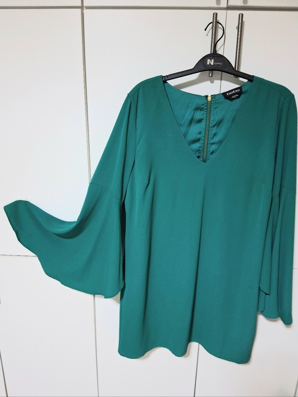 2 items - Bebe Butterfly Sleeve Emerald Green Shift Mini Dress Size L & Necklace - Picture 10 of 10